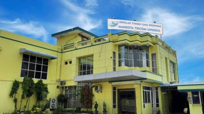 Universitas-Mahkota-Tricom-Unggul-750x437-1-678x381